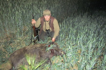 Artur Turzański przy strzelonym odyńcu (87 kg). Pyrzyce, czerwiec 2011