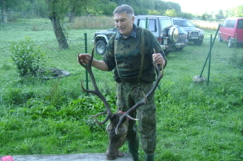 Andrzej Mucho prezentuje swoje trofeum z rykowiska 2008