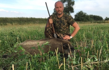 Andrzej Jaworski z upolowanym dzikiem